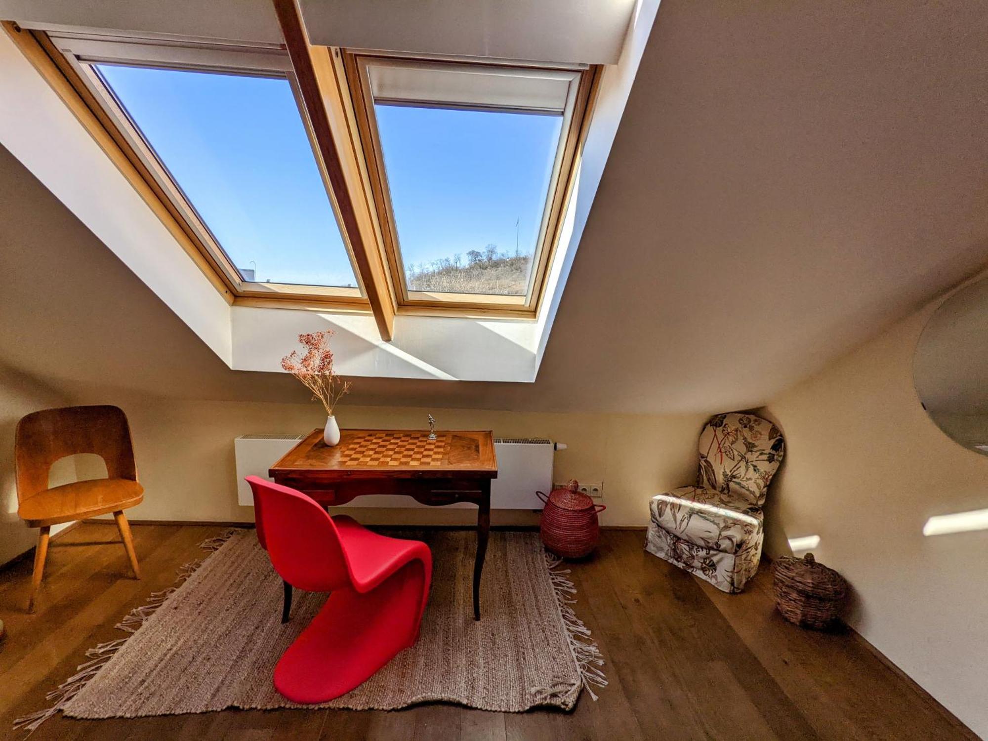 Gæstehus Guestrooms, Rooftop With Garden, Spacious Living Room, Character And Fireplace Prag