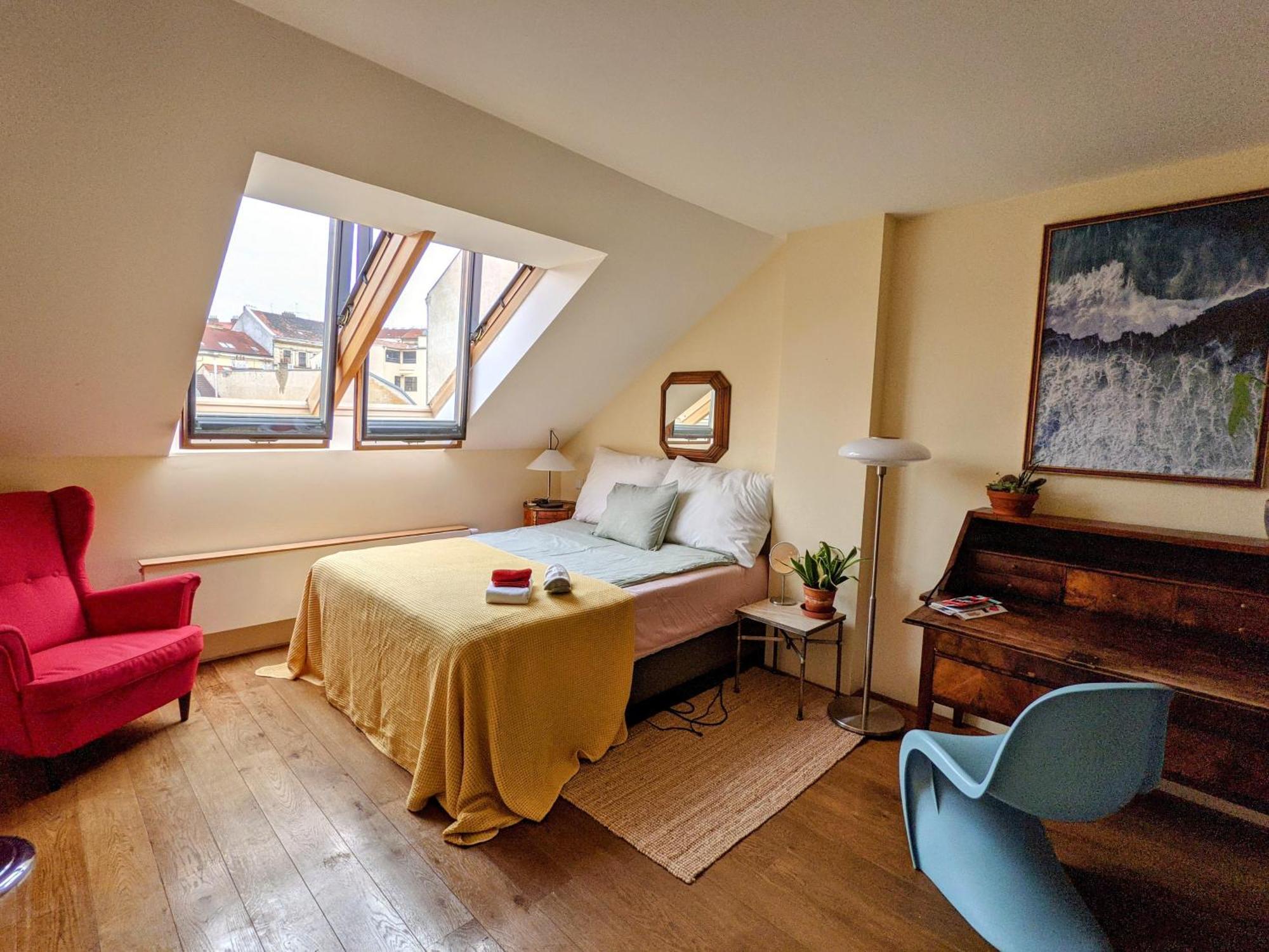 Guestrooms, Rooftop With Garden, Spacious Living Room, Character And Fireplace Prag