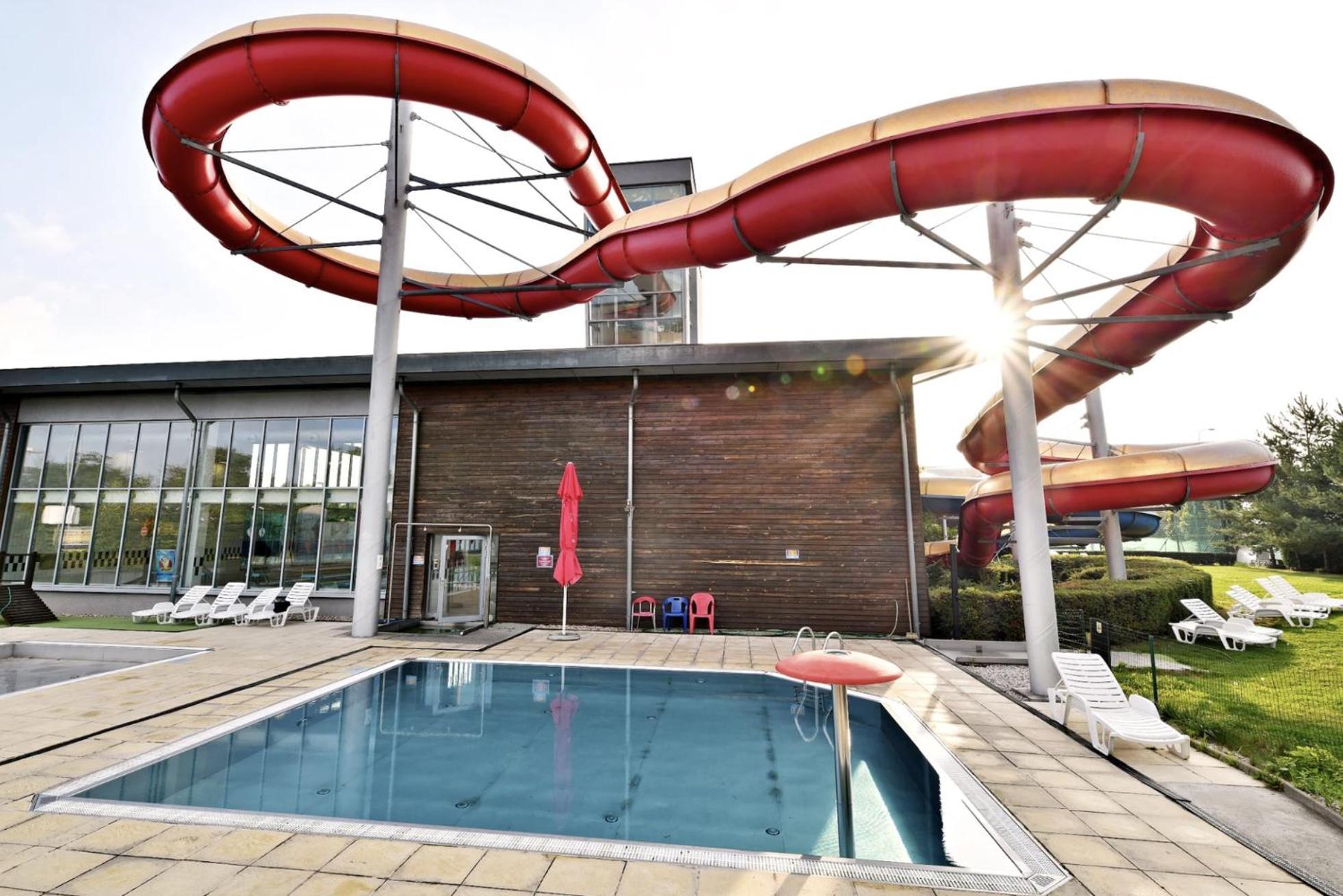 Lejlighed Diamondvilla, 4 Bedroom Apartment, Garden & *