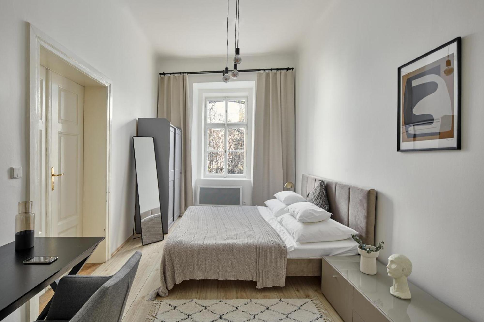 Days - Old Town Square Apartment *