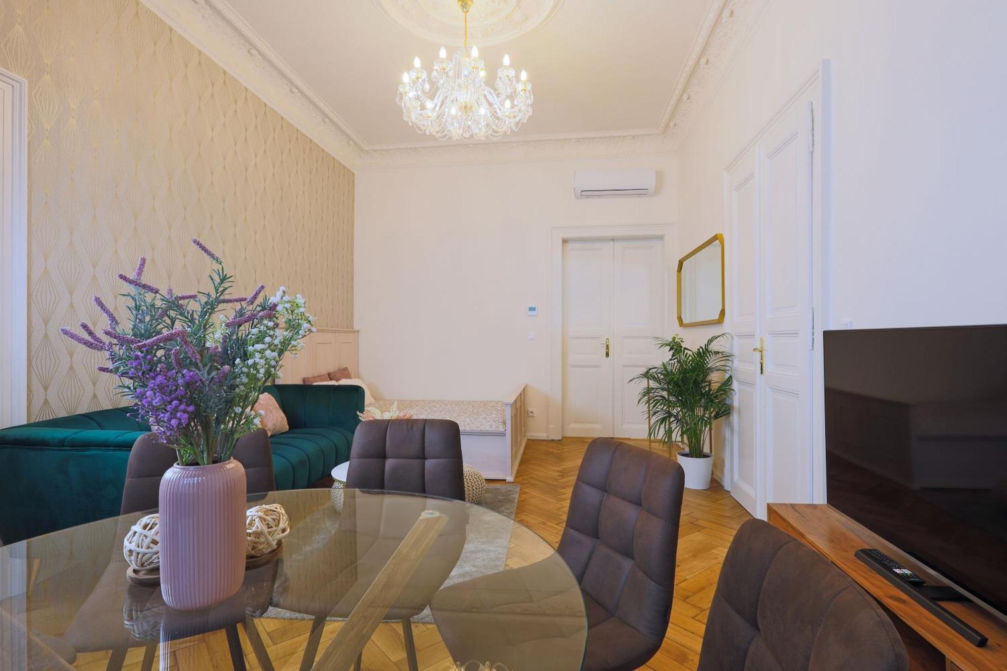 National Theatre Elegance Aparthotel *