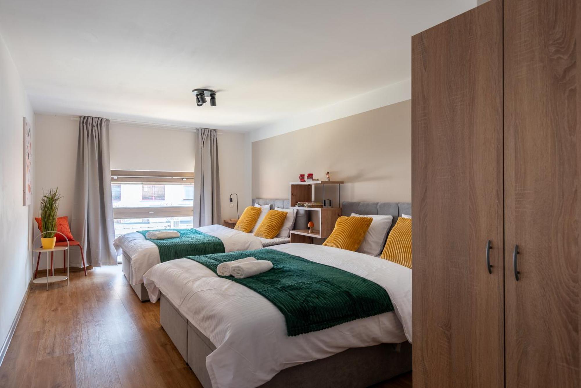 Spacious Near Karlin Square * Prag