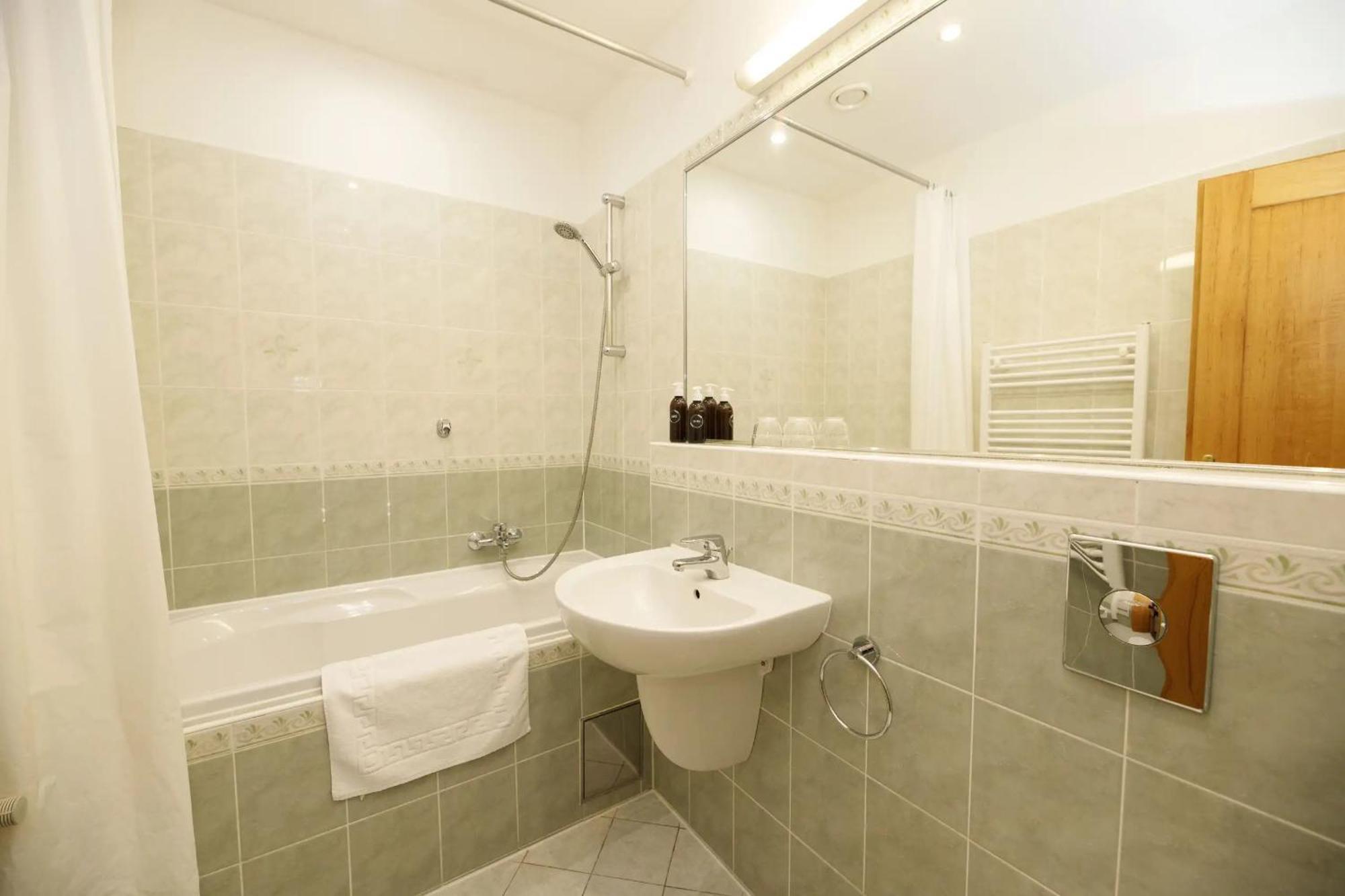 Claris Hotel 3*