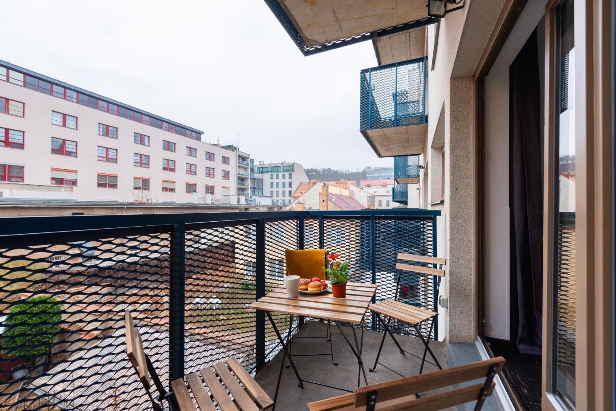 Lägenhet Spacious Near Karlin Square *