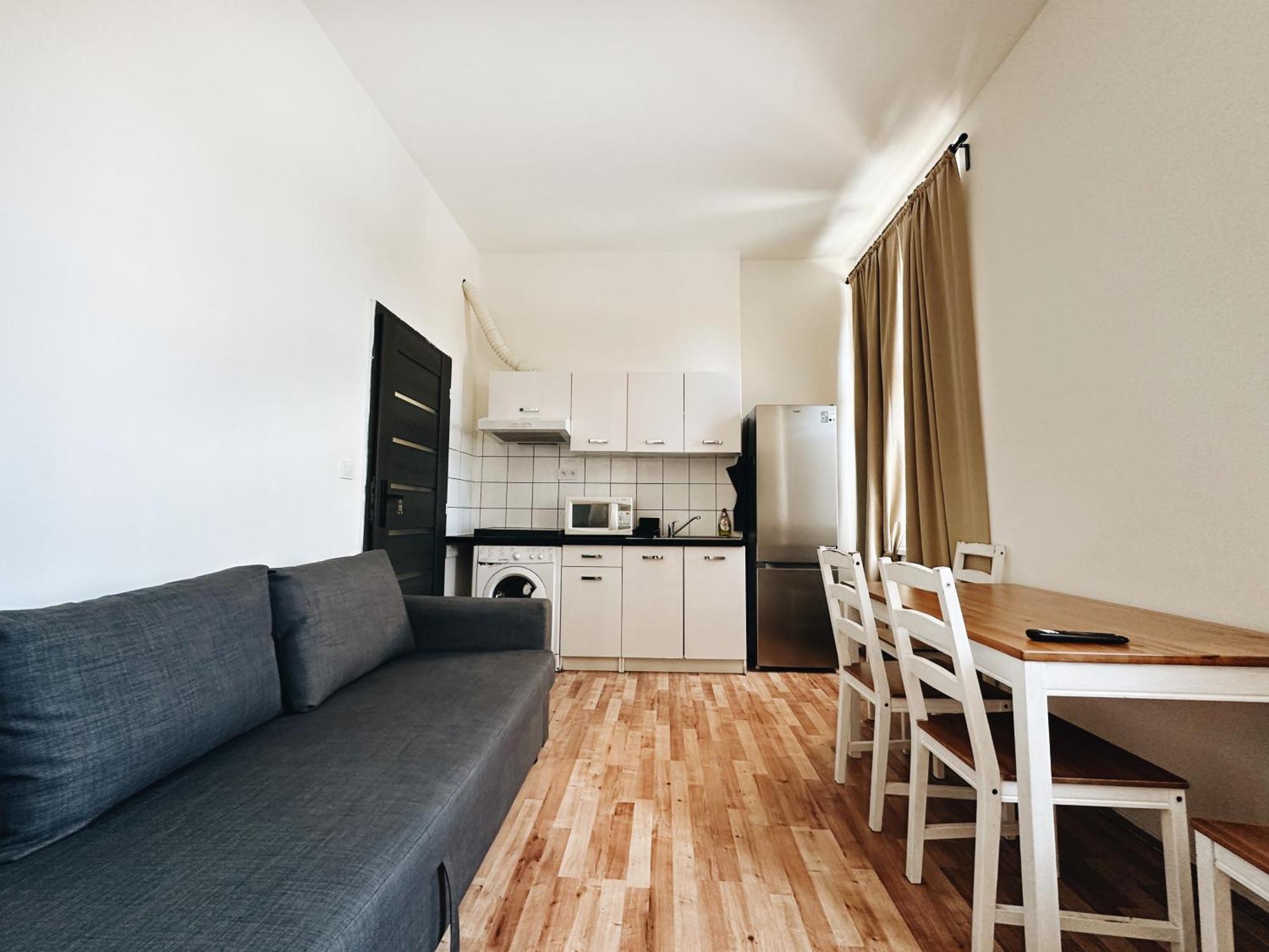 Crimson Charm Apartment *
