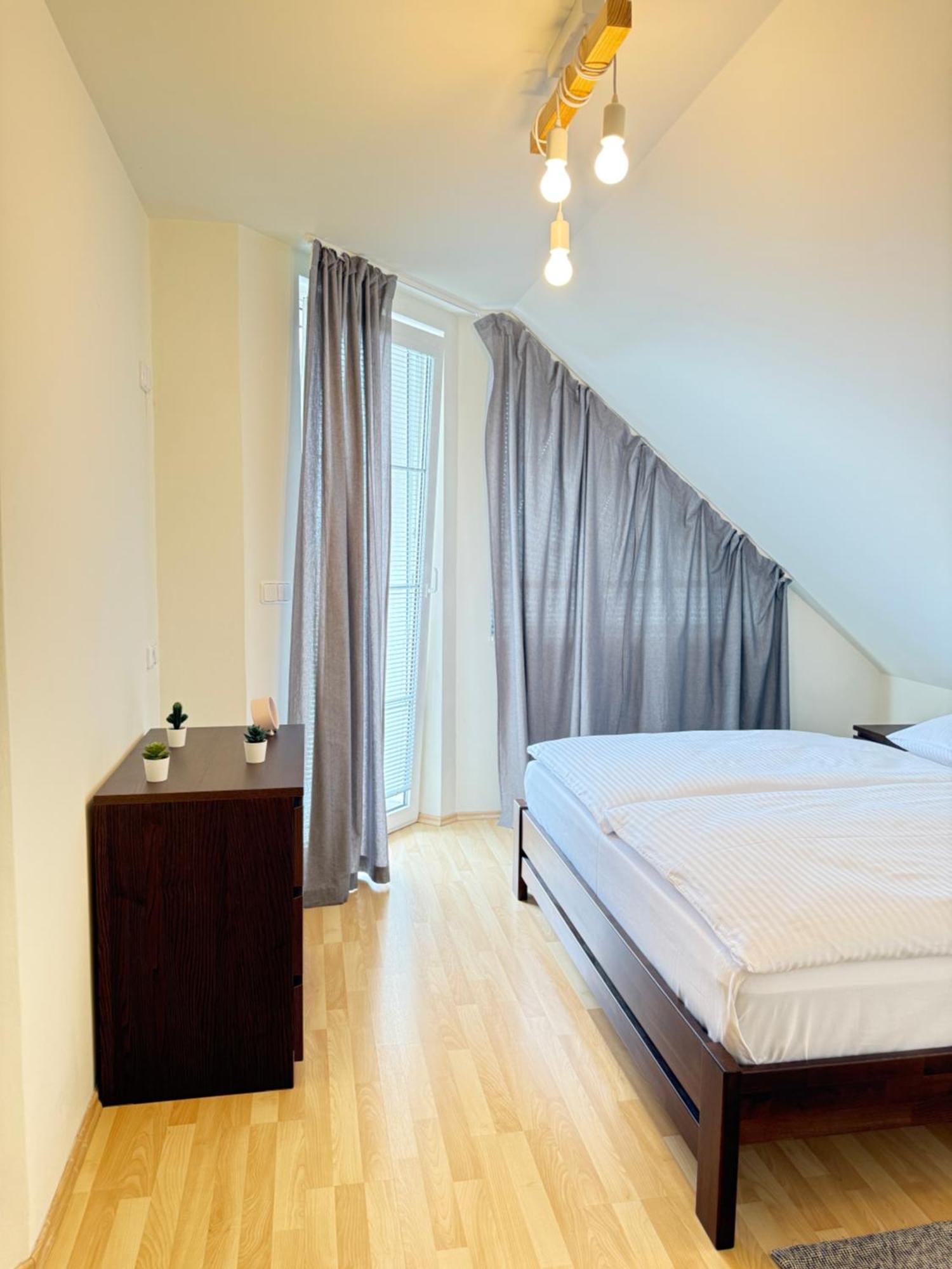 Lejlighed Diamondvilla, 4 Bedroom Apartment, Garden & *