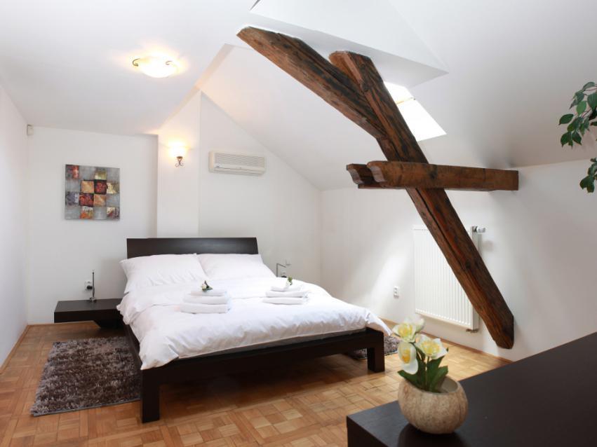 Attic Hastalska Prag