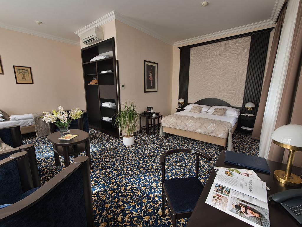 Ea Royal Esprit Hotell