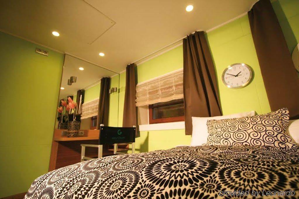 Rohan Boat Botel 3*