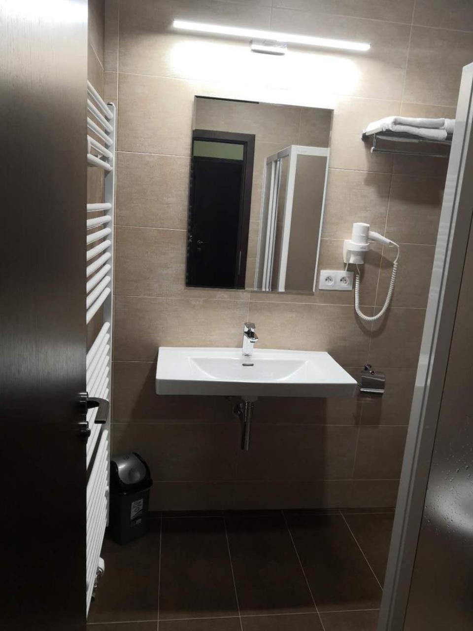 Sun-house Pension&restaurant -parkingfree- Prague