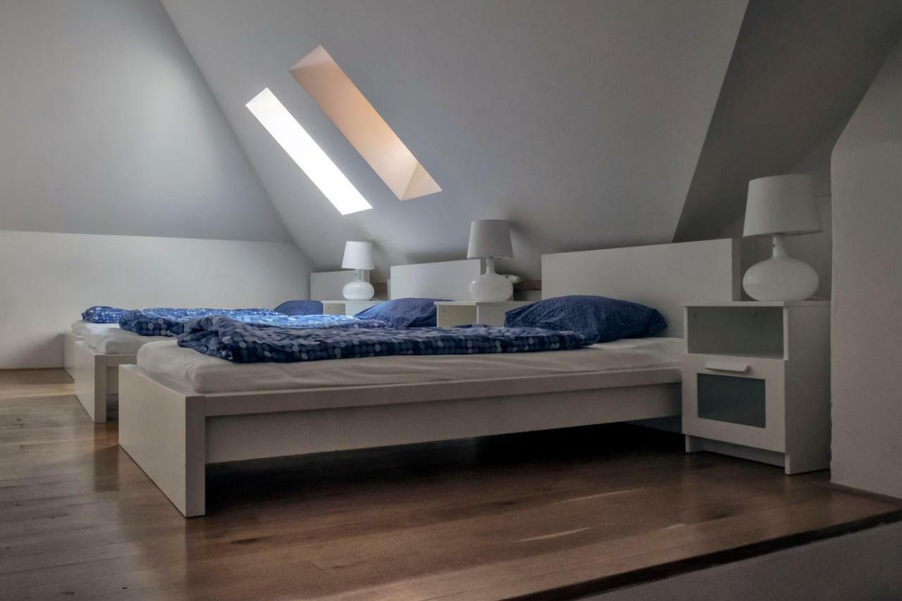 Onefam Miru Vandrerhjem Prag