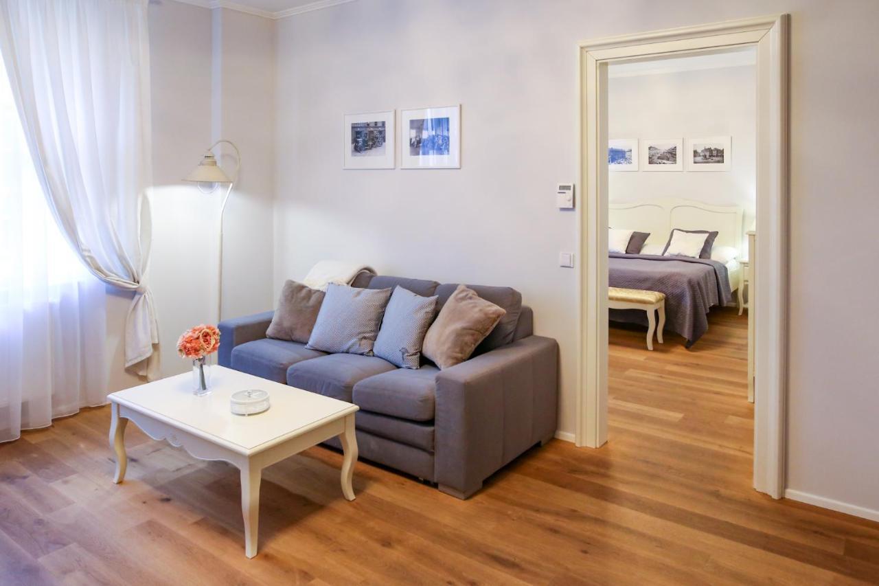 White & Gray Apartmán