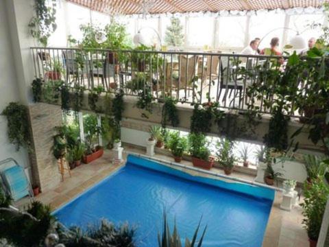 White House 3*