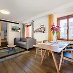 Modern Apartment In A Picturesque 15Th-Century Building