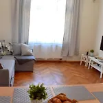 Airstay Prague : Deluxe Apartment Old Town