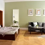 Andy\'S Central 3-Bedroom Apartment !