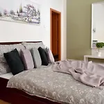 Andy\'S Central 3-Bedroom Apartment !