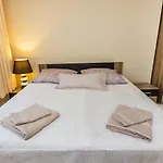 Prostorny Tripokojovy Apartman U Nabrezi Vltavy
