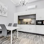 Apartment Thunovska 10