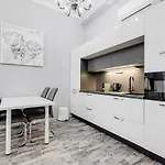 Apartment Thunovska 10