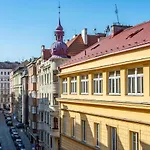 Skolska Apartments