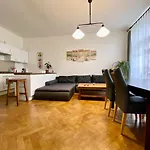 Spacious Cozy Apartments In Centre