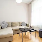Cozy And Sunny Apartment In Uptown