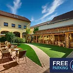 Hotel Selsky Dvur - Bohemian Village Courtyard