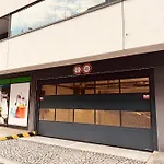 White Pearl Studio With Parking In Holesovice