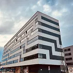 White Pearl Studio With Parking In Holesovice