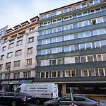 Quiet & Cozy Apartment/ Balcony / Popular Location
