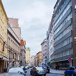 Quiet & Cozy Apartment/ Balcony / Popular Location