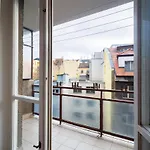 Quiet & Cozy Apartment/ Balcony / Popular Location