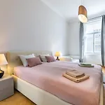 Big Bright Two-Bedroom Apartment In Prague Old Town