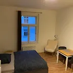 Sunlit Apartment Close To City Center