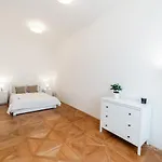 Exclusive Apartment Near Kafka\'S Head