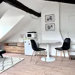 Loft Apartment Close To Metro Palmovka