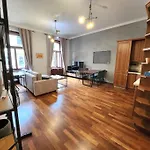 Spacious Apartment 6Min From The Dancing House