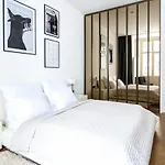 Elegant Paris Ave Apartment With A Terrace