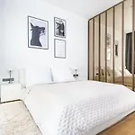 Elegant Paris Ave Apartment With A Terrace