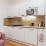 Cozy Quiet New Apartment In Karlin Square