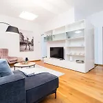 Large And Stylish Apartment In Prague
