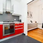 Large And Stylish Apartment In Prague