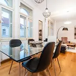 Large And Stylish Apartment In Prague