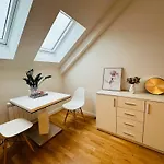 Wenceslas\' Shi Apartmen 02