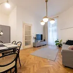 Stylish Old Town Apartment By Easybnb