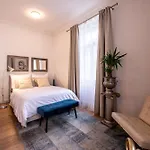 Modern Downtown Apt - Renovated, On Ideal Location