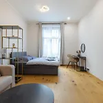 Dale Apartment Smichov Riverside - Metro Andel
