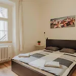 Central 3Bd Apartment Old Town Square & Astronomical Clock 100 Metres