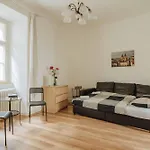 Central 3Bd Apartment Old Town Square & Astronomical Clock 100 Metres